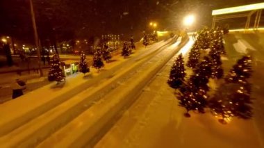  Aileler kar borusu parkı hava manzarasında eğleniyor, Drone kar kaydırağının üstünde kar kaydırağına biniyor, aileleri kar borusunda, kızaklarda ve kar temizleyicilerinde kayıyor. Kış eğlenceleri 