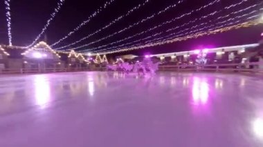 Peri masalı gibi dans edip numaralar yapan dansçıları. Sirkte Gösteri, Buz Dansı 
