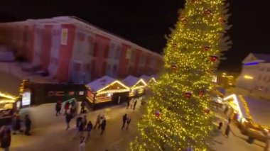 Dönme dolap, Kotraktova Meydanı 'ndaki sokak fuarı. İyi akşamlar Kyiv. Tatil sezonu Kyiv Aralık Aydınlanması. Noel pazarı sokak yemekleri, sokak pazarları, yılbaşı tatilleri.