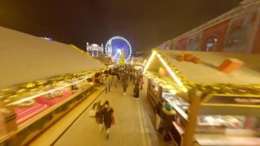 Dönme dolap, Kotraktova Meydanı 'ndaki sokak fuarı. İyi akşamlar Kyiv. Tatil sezonu Kyiv Aralık Aydınlanması. Noel pazarı sokak yemekleri, sokak pazarları, yılbaşı tatilleri.