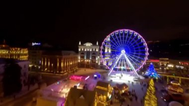 Dönme dolap, Kotraktova Meydanı 'ndaki sokak fuarı. İyi akşamlar Kyiv. Tatil sezonu Kyiv Aralık Aydınlanması. Noel pazarı sokak yemekleri, sokak pazarları, yılbaşı tatilleri.