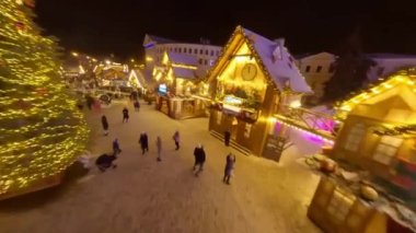 Dönme dolap, Kotraktova Meydanı 'ndaki sokak fuarı. İyi akşamlar Kyiv. Tatil sezonu Kyiv Aralık Aydınlanması. Noel pazarı sokak yemekleri, sokak pazarları, yılbaşı tatilleri.