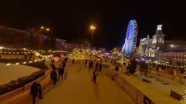 Dönme dolap, Kotraktova Meydanı 'ndaki sokak fuarı. İyi akşamlar Kyiv. Tatil sezonu Kyiv Aralık Aydınlanması. Noel pazarı sokak yemekleri, sokak pazarları, yılbaşı tatilleri.