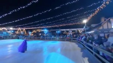 Peri masalı gibi dans edip numaralar yapan dansçıları. Sirkte Gösteri, Buz Dansı 