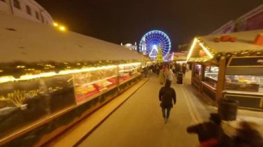 Dönme dolap, Kotraktova Meydanı 'ndaki sokak fuarı. İyi akşamlar Kyiv. Tatil sezonu Kyiv Aralık Aydınlanması. Noel pazarı sokak yemekleri, sokak pazarları, yılbaşı tatilleri.