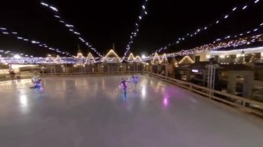 Peri masalı gibi dans edip numaralar yapan dansçıları. Sirkte Gösteri, Buz Dansı 