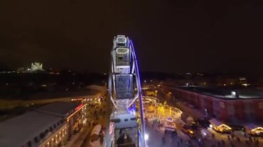 Dönme dolap, Kotraktova Meydanı 'ndaki sokak fuarı. İyi akşamlar Kyiv. Tatil sezonu Kyiv Aralık Aydınlanması. Noel pazarı sokak yemekleri, sokak pazarları, yılbaşı tatilleri.