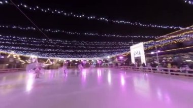 Peri masalı gibi dans edip numaralar yapan dansçıları. Sirkte Gösteri, Buz Dansı 