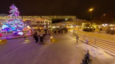 Dönme dolap, Kotraktova Meydanı 'ndaki sokak fuarı. İyi akşamlar Kyiv. Tatil sezonu Kyiv Aralık Aydınlanması. Noel pazarı sokak yemekleri, sokak pazarları, yılbaşı tatilleri.