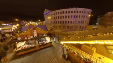 Dönme dolap, Kotraktova Meydanı 'ndaki sokak fuarı. İyi akşamlar Kyiv. Tatil sezonu Kyiv Aralık Aydınlanması. Noel pazarı sokak yemekleri, sokak pazarları, yılbaşı tatilleri.