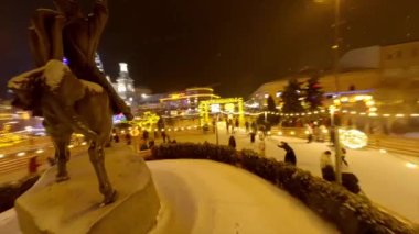 Dönme dolap, Kotraktova Meydanı 'ndaki sokak fuarı. İyi akşamlar Kyiv. Tatil sezonu Kyiv Aralık Aydınlanması. Noel pazarı sokak yemekleri, sokak pazarları, yılbaşı tatilleri.