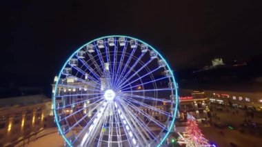 Dönme dolap, Kotraktova Meydanı 'ndaki sokak fuarı. İyi akşamlar Kyiv. Tatil sezonu Kyiv Aralık Aydınlanması. Noel pazarı sokak yemekleri, sokak pazarları, yılbaşı tatilleri.