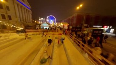 Dönme dolap, Kotraktova Meydanı 'ndaki sokak fuarı. İyi akşamlar Kyiv. Tatil sezonu Kyiv Aralık Aydınlanması. Noel pazarı sokak yemekleri, sokak pazarları, yılbaşı tatilleri.