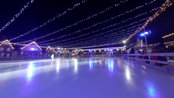 在冰上跳舞的人表演童话般的人物和耍花样的镜头 在马戏团表演 跳冰舞 — 图库视频影像
