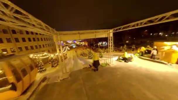 Сім Розважаються Повітряним Виглядом Парку Снігових Труб Сніговому Слайді Водяться — стокове відео