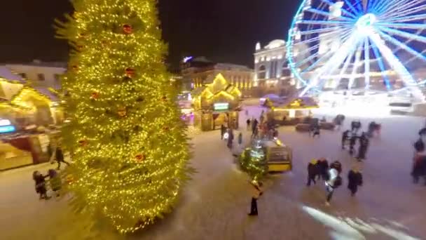 観覧車 コトラコヴァ広場のストリートフェア 夜のキエフ ホリデーシーズンキエフ12月祭の照明 クリスマスマーケットストリートフード 夜のストリートマーケット新年の休日 — ストック動画