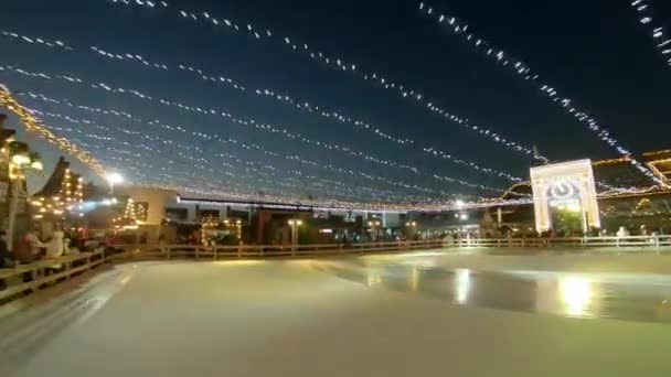 冬天溜冰场 溜冰鞋在冰上滑行 滑冰是一种冬季运动和娱乐活动 圣诞节期间 — 图库视频影像