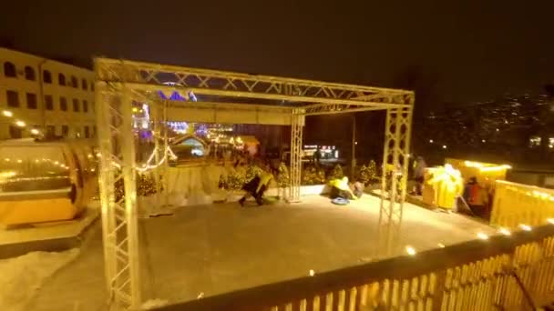 スノーチューブパークの空中ビューで楽しんでいる家族 スノーチューブ スノーレーサーの子供たちと一緒に子供たちと一緒に冬の雪のスライドでドローントップビュー 冬の面白いエンターテイメント — ストック動画
