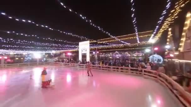 Aufnahme Von Tänzern Auf Dem Eis Die Märchenfiguren Aufführen Und — Stockvideo