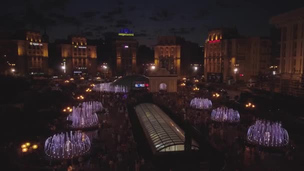 Independence Square Kiev Kyiv Ukraine Aerial View Fountains Evening People — Vídeo de stock