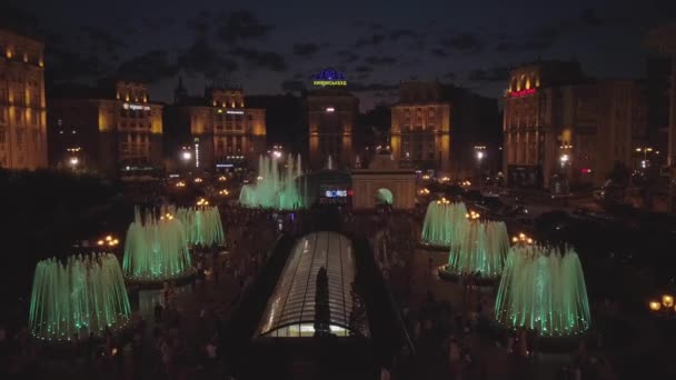 独立广场基辅基辅 乌克兰 从空中俯瞰喷泉 晚上好人们绕着广场走 路上有汽车 歌唱之泉 — 图库视频影像
