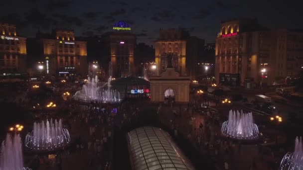 Independence Square Kiev Kyiv Ukraine Aerial View Fountains Evening People — Stok video