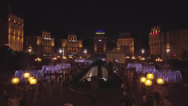 Independence Square Kiev Kyiv Ukraine Aerial View Fountains Evening People — Stockvideo