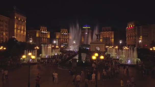 Independence Square Kiev Kyiv Ukraine Aerial View Fountains Evening People — Stock video