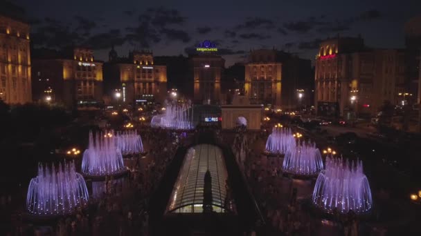 Πλατεία Ανεξαρτησίας Κίεβο Κίεβο Ουκρανία Αεροφωτογραφία Των Συντριβανιών Καλησπέρα Άνθρωποι — Αρχείο Βίντεο