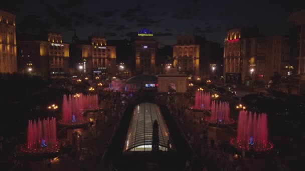 Independence Square Kiev Kyiv Ukraine Aerial View Fountains Evening People — Video Stock