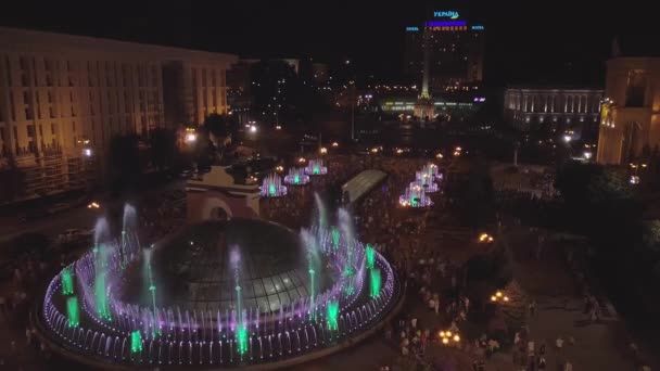 Πλατεία Ανεξαρτησίας Κίεβο Κίεβο Ουκρανία Αεροφωτογραφία Των Συντριβανιών Καλησπέρα Άνθρωποι — Αρχείο Βίντεο