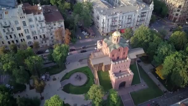 Aerial Drone Flight Footage Picturesque View Famous Golden Gates Kiev — Vídeo de Stock
