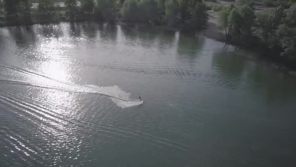 Cityscape Construction Weakboarding Aerial Shot Cableway Lake Wakeboarder Making Turns — Stok video