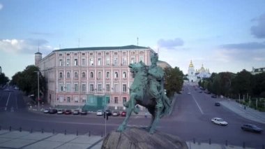  Bohdan Khmelnytsky Monument. Hetman of Zaporizhian Host, oldest sculpture. High quality 4k footageKyiv, Ukraine: Monument to Bogdan Khmelnitsky in the morning at dawn. Aerial view.