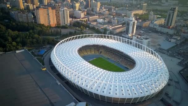 キエフ オリンピック競技場 ワールドカップ ウクライナ クロアチア 夜の街並 ゲームやファンを持つ照明されたスタジアムへの上からの眺め スタジアム — ストック動画