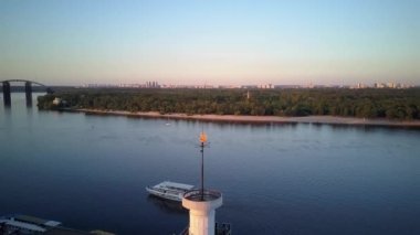 Ukrayna 'nın başkenti Kyiv' in güzel manzarası. Kyiv şehrinin nehir istasyonu manzarası. Köprüleri, plajları, gemileri, yatları olan dinyeper nehri. Birçok bina ve ağaç