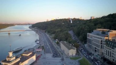 Ukrayna 'nın başkenti Kyiv' in güzel manzarası. Kyiv şehrinin nehir istasyonu manzarası. Köprüleri, plajları, gemileri, yatları olan dinyeper nehri. Birçok bina ve ağaç