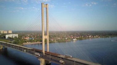 Kiev şehrinin güney köprüsünün hava fotoğrafları. Ukrayna. Dinyeper nehri, köprü nehri geçer. Geceleri nehir köprüsünün havadan görünüşü köprüdeki araba ve trenlerin hareketleri..