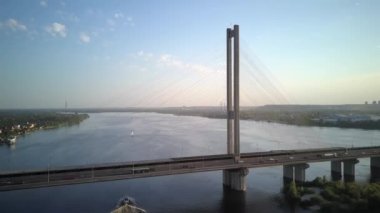 Kiev şehrinin güney köprüsünün hava fotoğrafları. Ukrayna. Dinyeper nehri, köprü nehri geçer. Geceleri nehir köprüsünün havadan görünüşü köprüdeki araba ve trenlerin hareketleri..