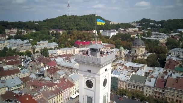 Dron Lotniczy Lwowa Ukraina Letni Dzień Samochodami Jadącymi Panoramą Miasta — Wideo stockowe