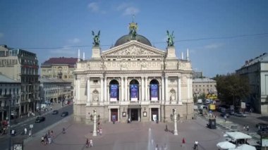 . Lviv Ukrayna 'nın insansız hava aracı bir yaz günü boyunca arabalar hareket ederken ve şehrin silueti arka planda, Lviv, Ukrayna' nın merkezi kısmında, insansız hava aracı uçuşu... 