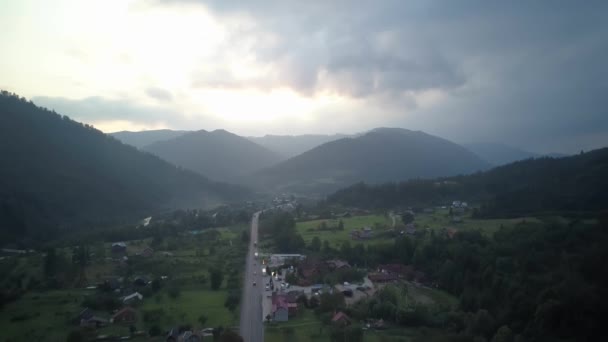 Luchtdrone View Vlucht Dennenbos Landweg Bij Zonsondergang Zacht Licht Bergketen — Stockvideo