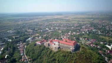 Muhteşem Palanok Şatosu 'nun güzel manzarası, Mukachevo şehrinin kale duvarları manzarası. Palanok Kalesi. Yukarıdan bak. Drone Video. Ukrayna. Avrupa, 