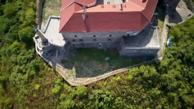 Muhteşem Palanok Şatosu 'nun güzel manzarası, Mukachevo şehrinin kale duvarları manzarası. Palanok Kalesi. Yukarıdan bak. Drone Video. Ukrayna. Avrupa, 