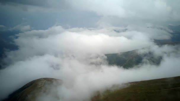 Aerial Piękny Krajobraz Gładka Mucha Nad Górami Chmury Grzbiety Wzgórza — Wideo stockowe