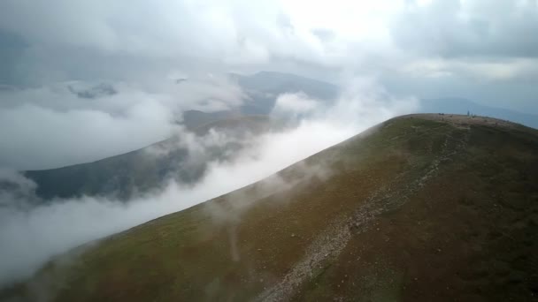 Luchtfoto Prachtig Landschap Glad Vliegen Bergen Wolken Bergkammen Heuvels Blauwe — Stockvideo