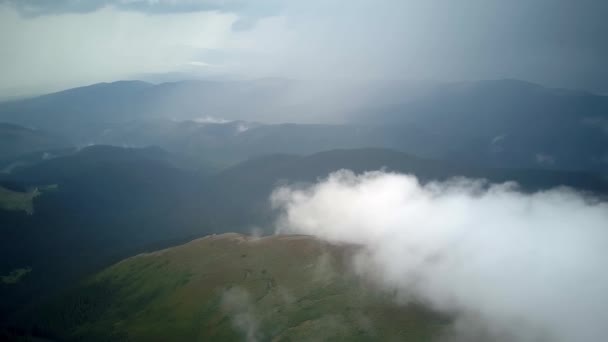Luchtfoto Prachtig Landschap Glad Vliegen Bergen Wolken Bergkammen Heuvels Blauwe — Stockvideo