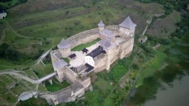 Karpatlar nehri üzerinde harika bir şelale. Karpatya dağında harika bir şelale, Vahşi Dağ Nehri Taş Kayalar ve Taş Akıntıları ile akıyor, Nehir manzarası