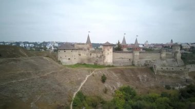 Hava aracı, İHA 'nın üst görüntüsü. Kale, Ukrayna 'nın tarihi Kamianets-Podilskyi kentindeki pitoresk doğa arasında yer alıyor. Eski kale. Taş kale. Ortaçağ kalesi