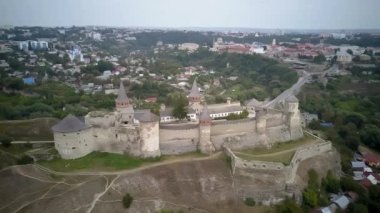 Hava aracı, İHA 'nın üst görüntüsü. Kale, Ukrayna 'nın tarihi Kamianets-Podilskyi kentindeki pitoresk doğa arasında yer alıyor. Eski kale. Taş kale. Ortaçağ kalesi